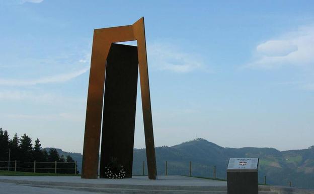 Una escultura de Juan José Aranguren recuerda la batalla.