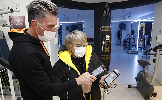 Los clientes del gimnasio Body Chronos ya muestran su certificado de vacunación.