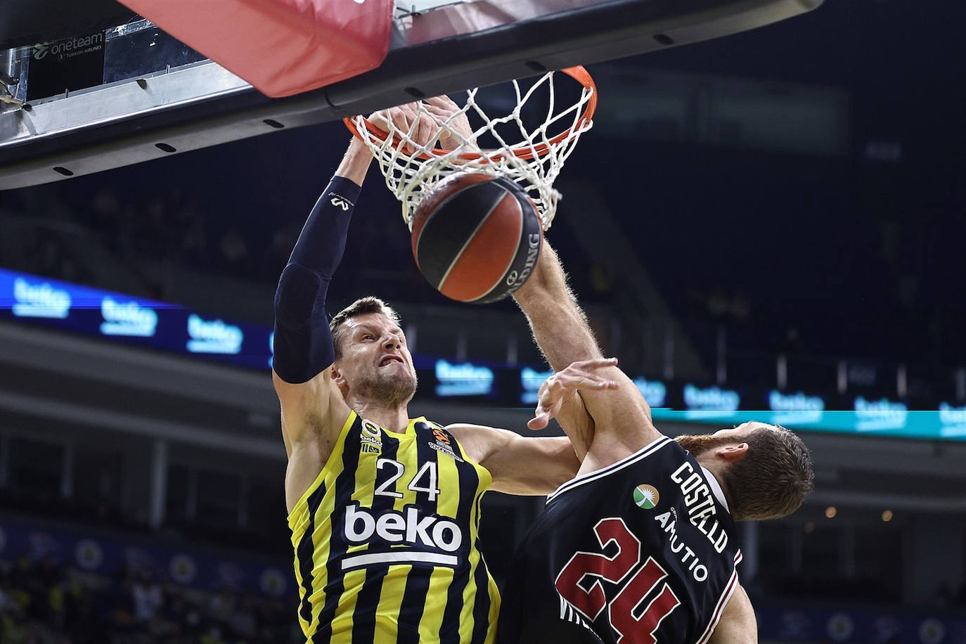 Fotos: Las mejores imágenes del Fenerbahce - Baskonia