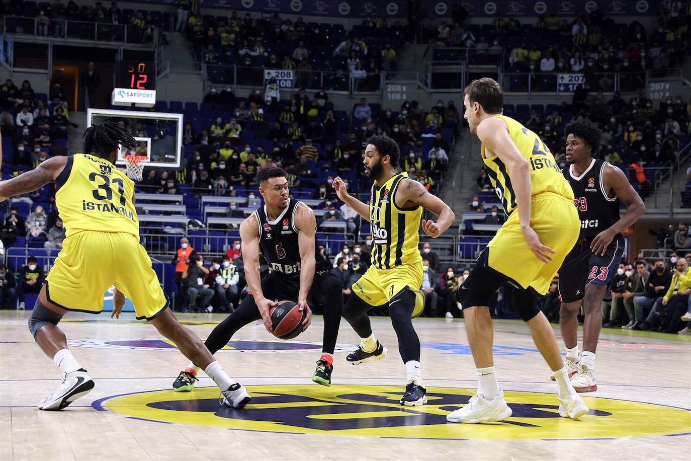 Fotos: Las mejores imágenes del Fenerbahce - Baskonia