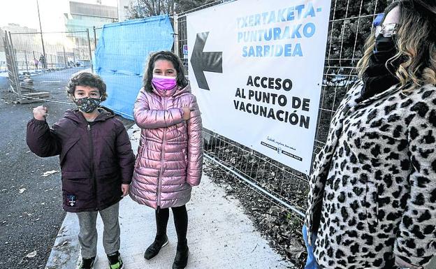 La pequeña Oihana González se muestra orgullosa tras la vacuna.