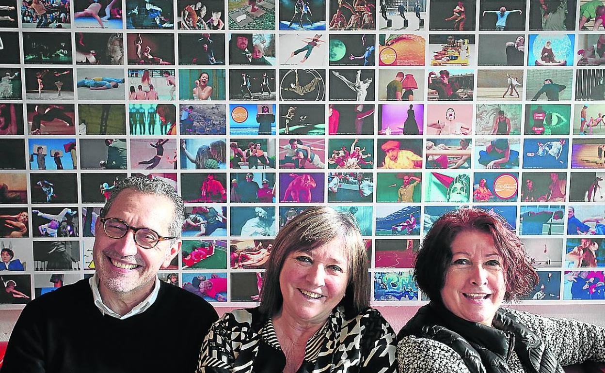 Luque Tagua, Marian Etxebarria y Laura Etxebarria, ante imágenes de los espectáculos de la sala. 