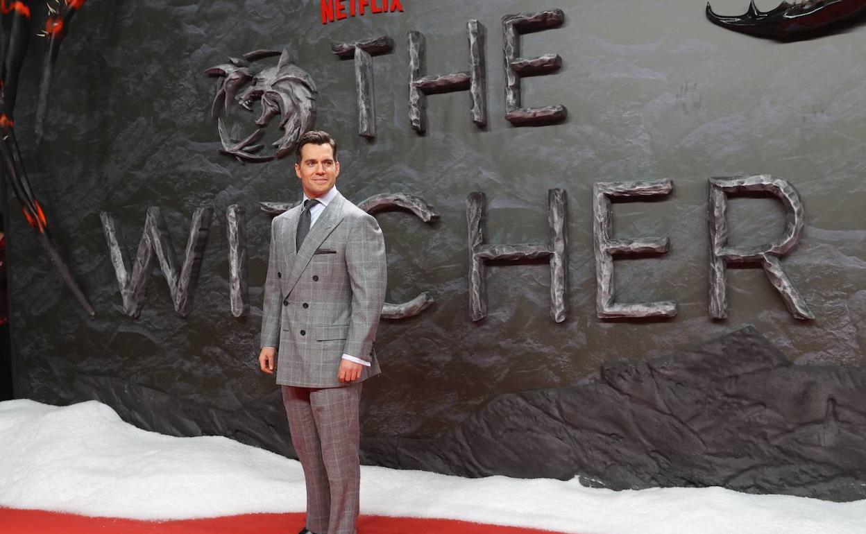 Henry Cavill, presentando 'The Witcher' en Netflix.