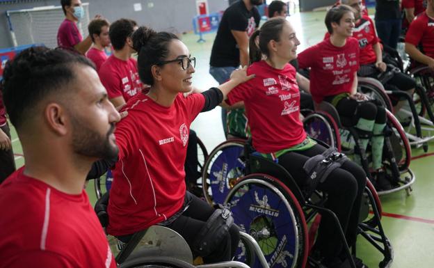 Bayat, antigua capitana de la selección de silla de ruedas de Afganistán, en su debut con el Bidaideak el pasado mes de octubre.