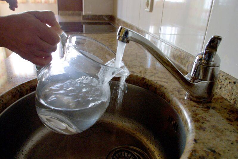 El agua del grifo ya se puede beber de nuevo en Salvatierra. 