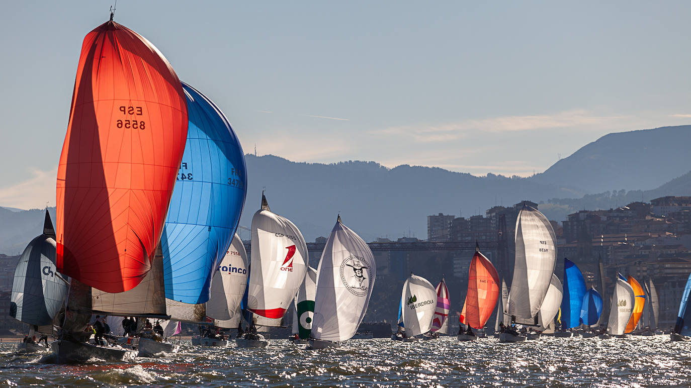 Fotos: La magia de la Regata del Gallo vuelve al Puente Colgante