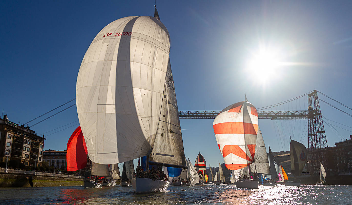 Fotos: La magia de la Regata del Gallo vuelve al Puente Colgante