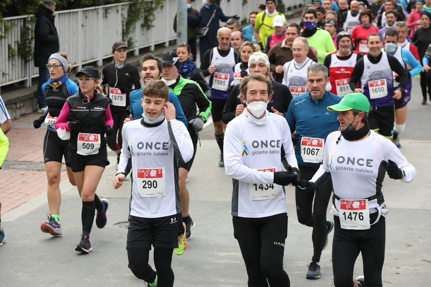 Fotos: Más de 2.500 atletas disputan la Media Maratón de Vitoria