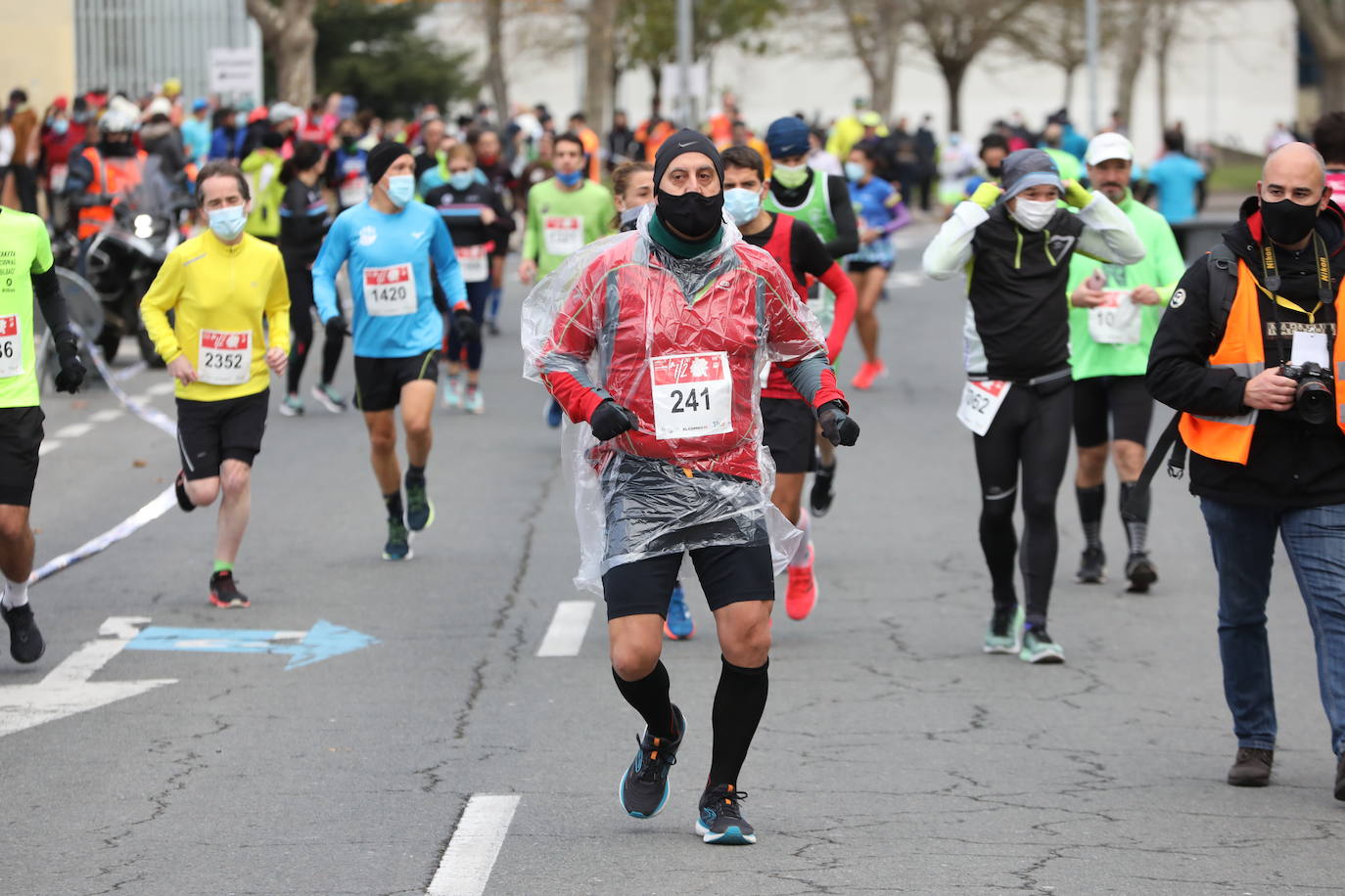 Fotos: Más de 2.500 atletas disputan la Media Maratón de Vitoria