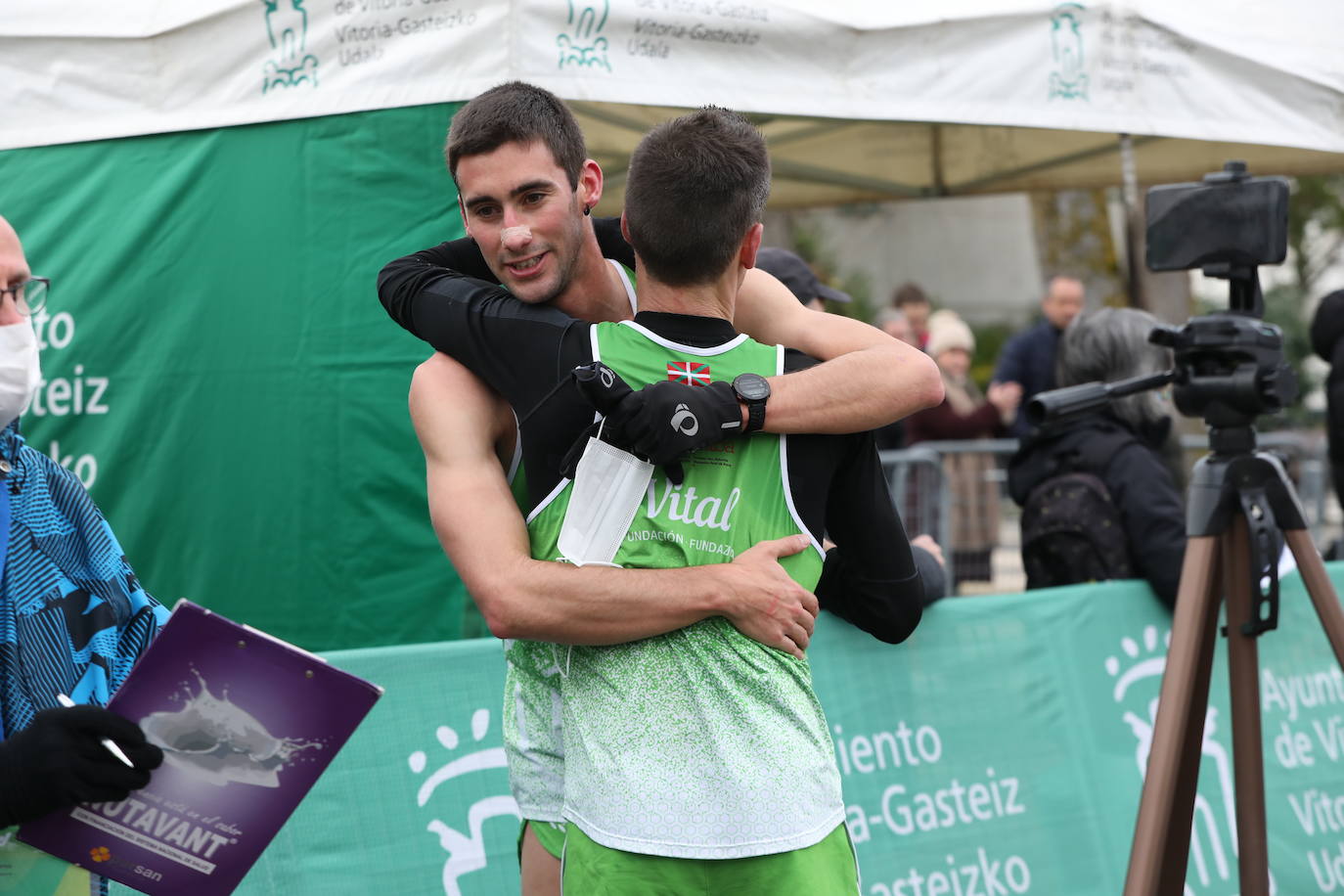 Fotos: Más de 2.500 atletas disputan la Media Maratón de Vitoria