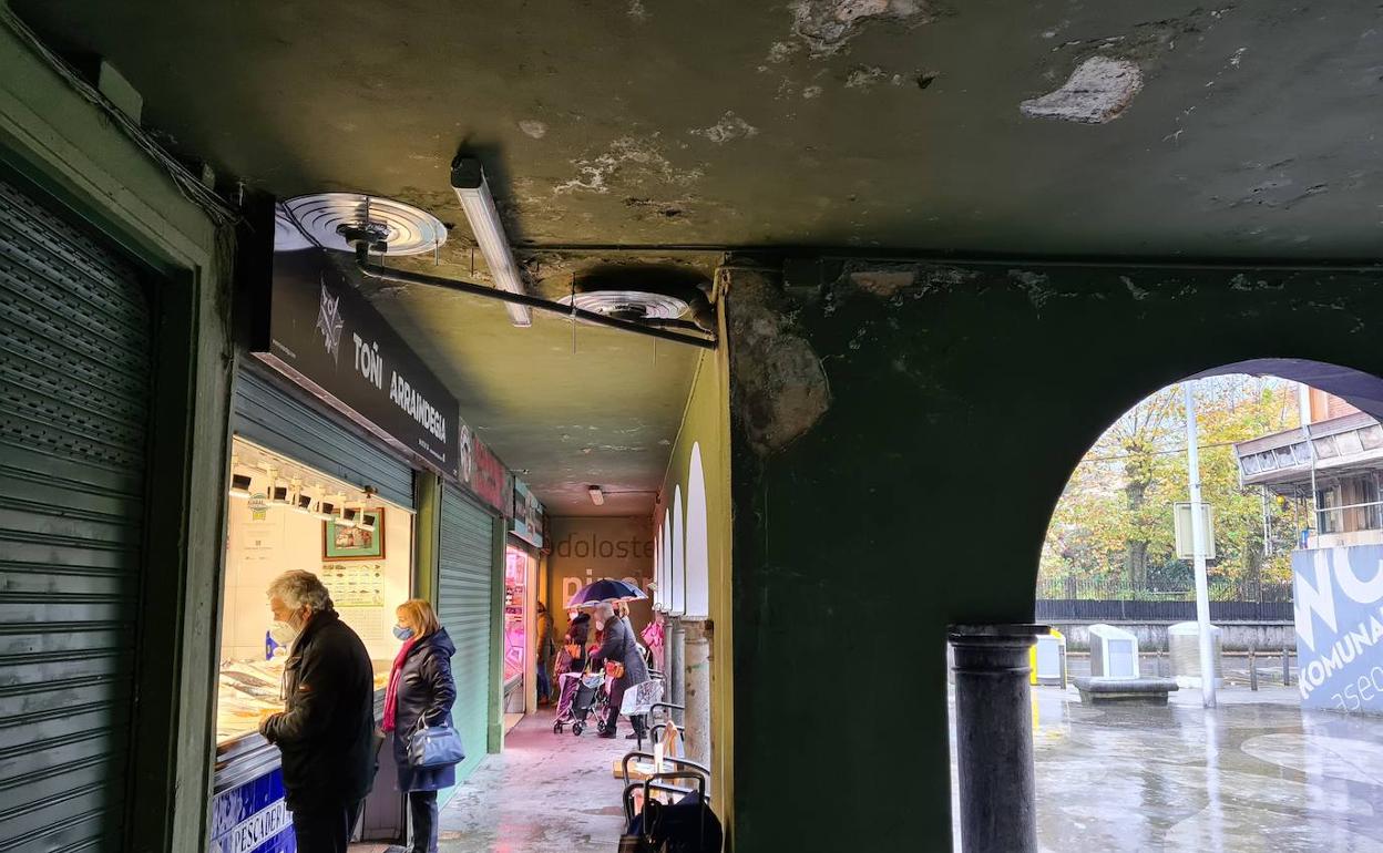 Las goteras son uno de los problemas de la plaza de abastos.
