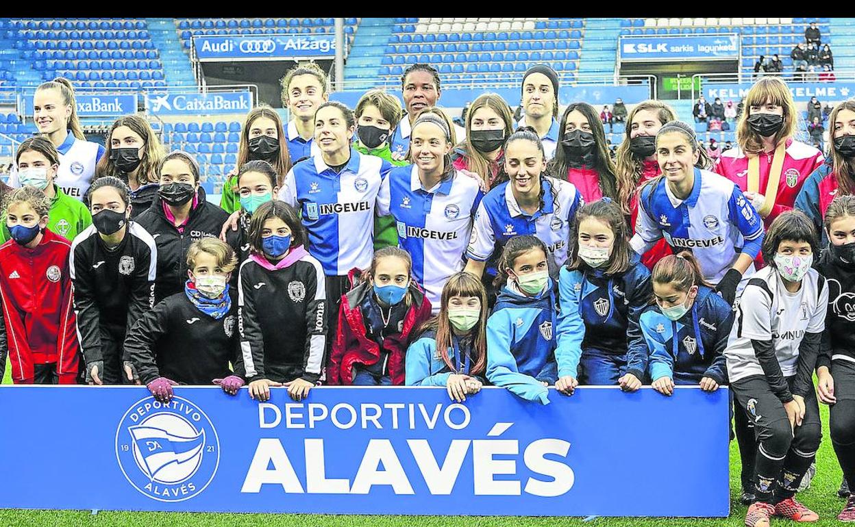 Las jugadoras posan junto a varios aficionados antes de comenzar el duelo ante el Levante. 