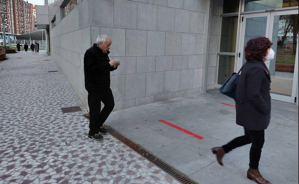 Jose Ignacio Barinaga, propietario del vertedero, a su llegada al Juzgado de Durango esta mañana. 