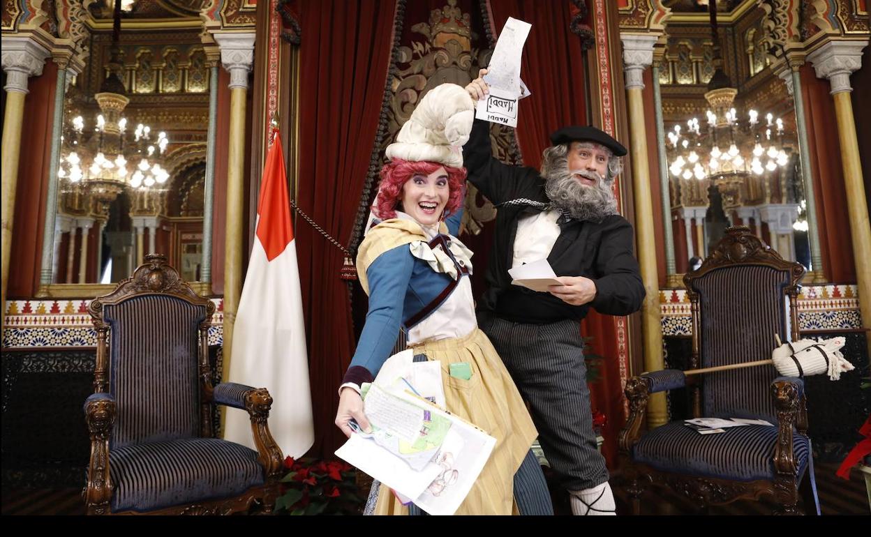 Mari Domingi y Olentzero, esta mañana en el Salón Árabe del Ayuntamiento