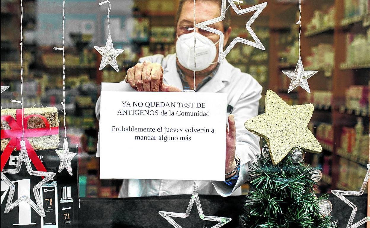 La expansión del virus ha acabado con las reservas de test de antígenos en las farmacias.