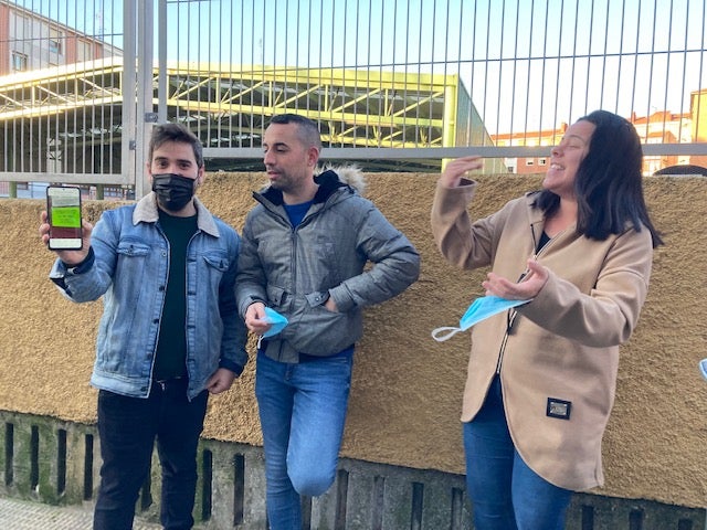 Josu Dehesa, Lander Sevilla y Tania Villares son tres de los agraciados y padres de dos alumnos del centro escolar. de Barakaldo donde ha caído parte de quinto premio, 92052. 