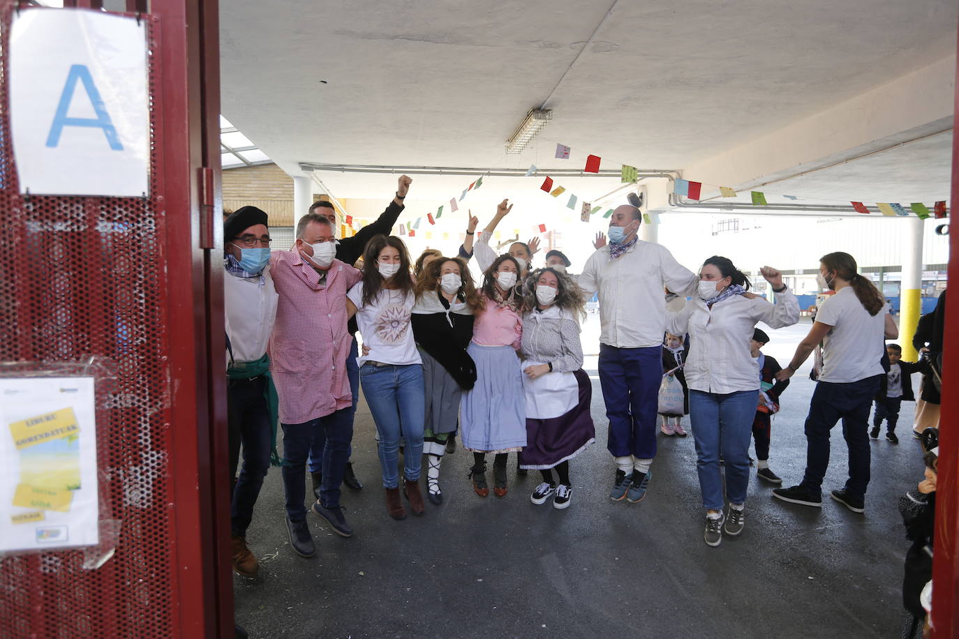 Alumnos, profesores y padres celebran el premio. 