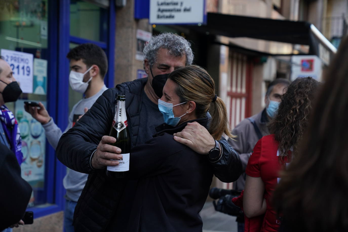 No han faltado las botellas de champán en la celebración. 