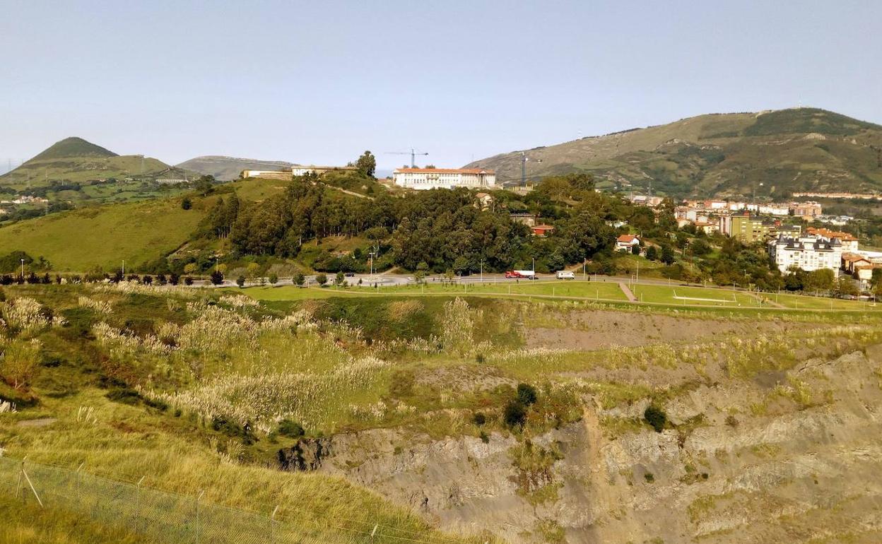 El municipio alterna prados y espacios explotados por las empresas mineras.