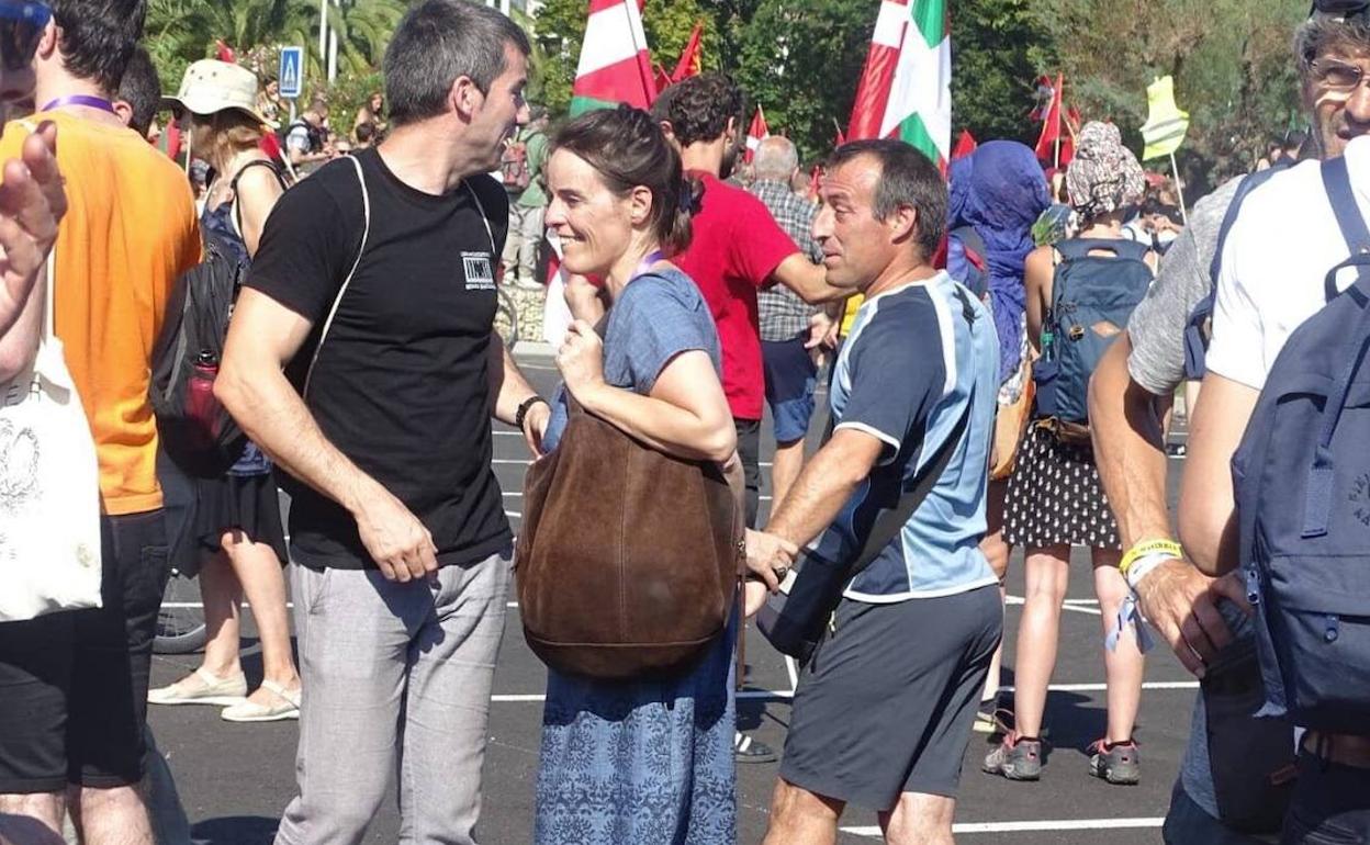 David Pla, con pantalón corto, junto a Arkaitz Rodríguez en unas protestas contra el G-7 en Francia