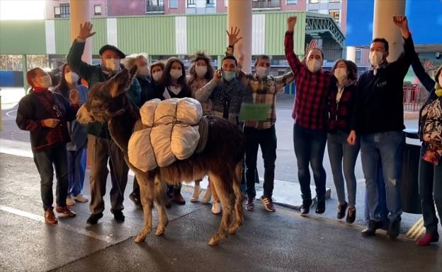 El 92052 endulza la Navidad a más de 400 familias del colegio Arteagabeitia en Barakaldo