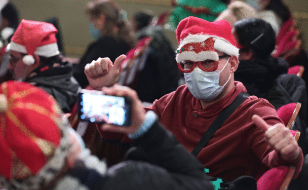 Los disfraces son habituales entre los asistentes al sorteo. 