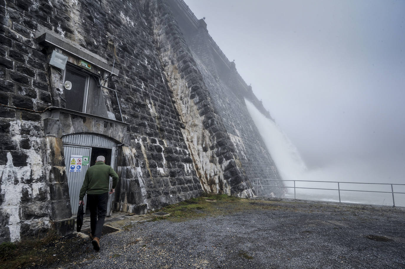 Una pequeña puerta metálica da acceso al puesto de control y las largas galerías de la presa, de más de 100 metros de largo.