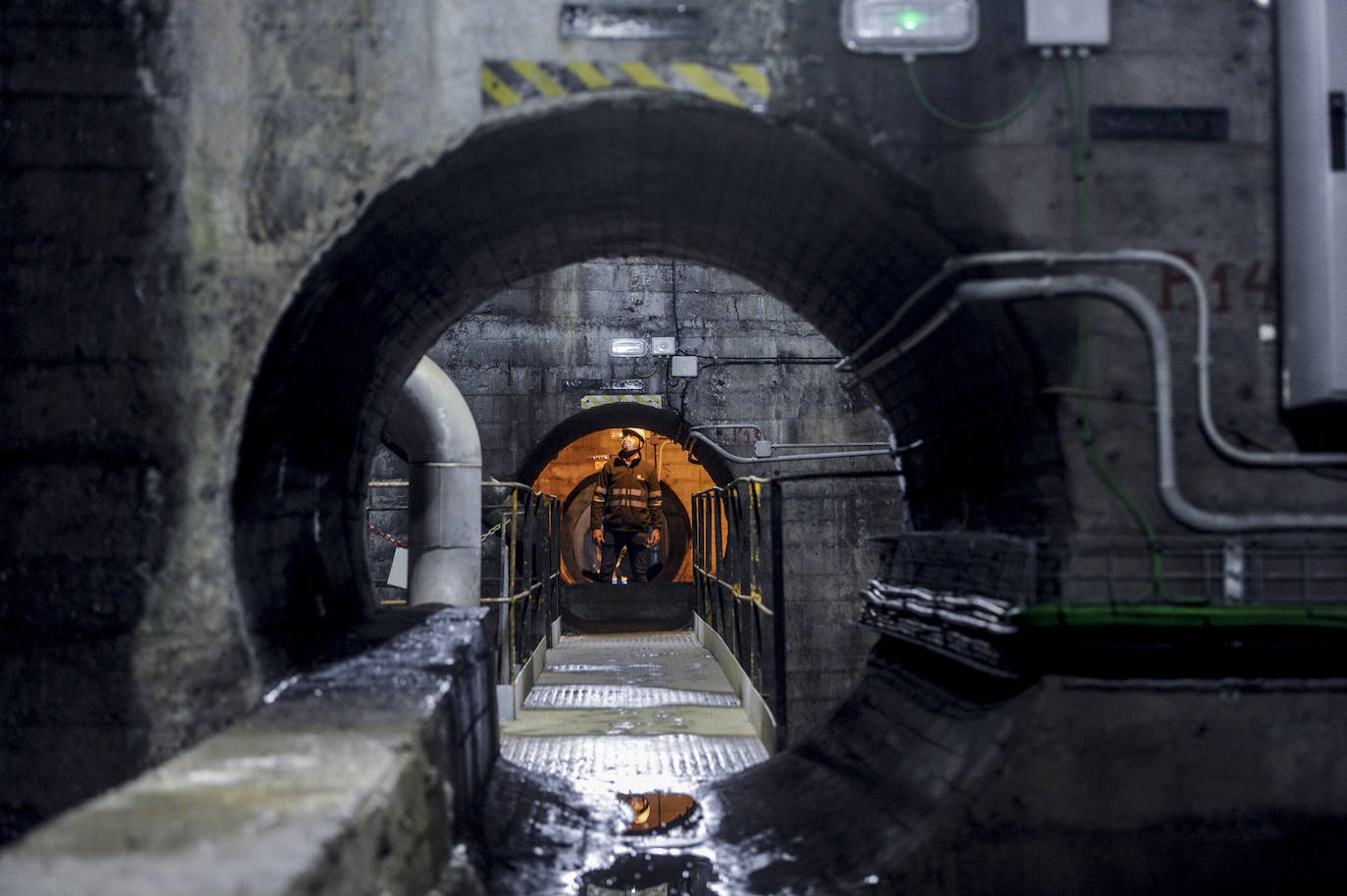 La escasa altura de los túneles que conectan los contrafuertes acentúa el contraste con la inmensidad de los patios.