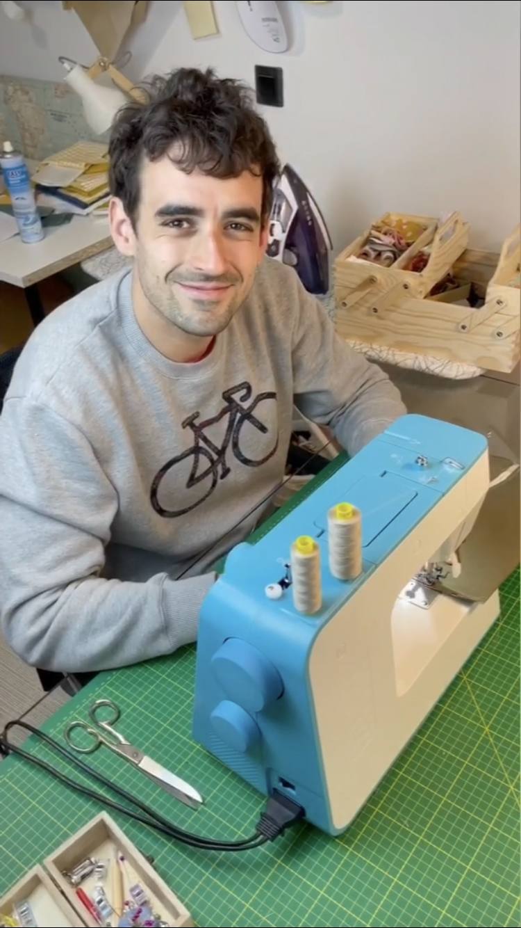 Fotos: La pareja vizcaína que rescata los colores del verano en pleno invierno con sus accesorios