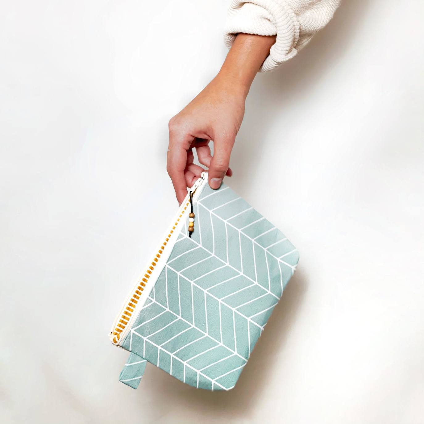 Fotos: La pareja vizcaína que rescata los colores del verano en pleno invierno con sus accesorios