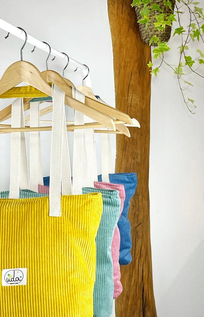 Fotos: La pareja vizcaína que rescata los colores del verano en pleno invierno con sus accesorios