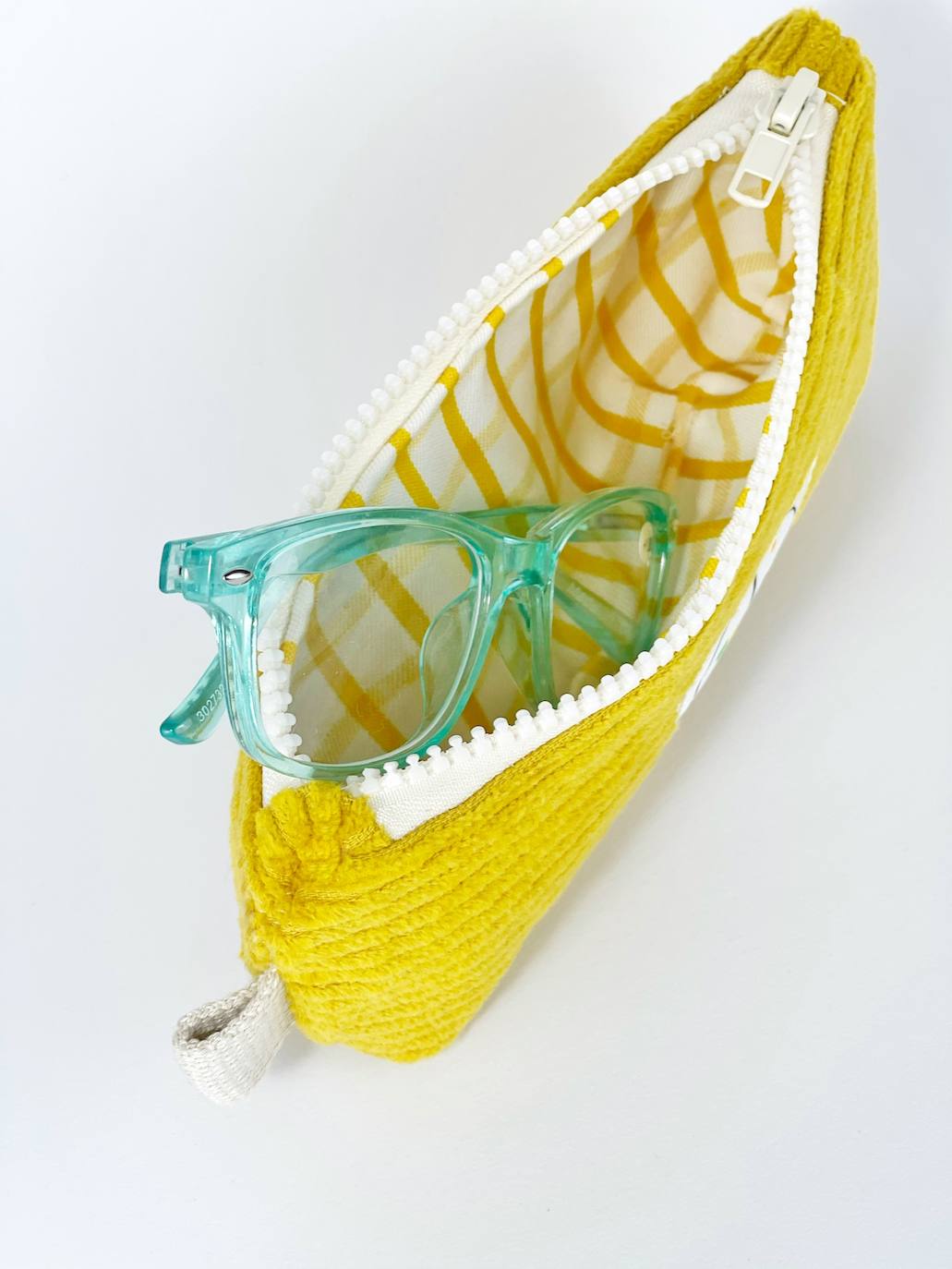 Fotos: La pareja vizcaína que rescata los colores del verano en pleno invierno con sus accesorios