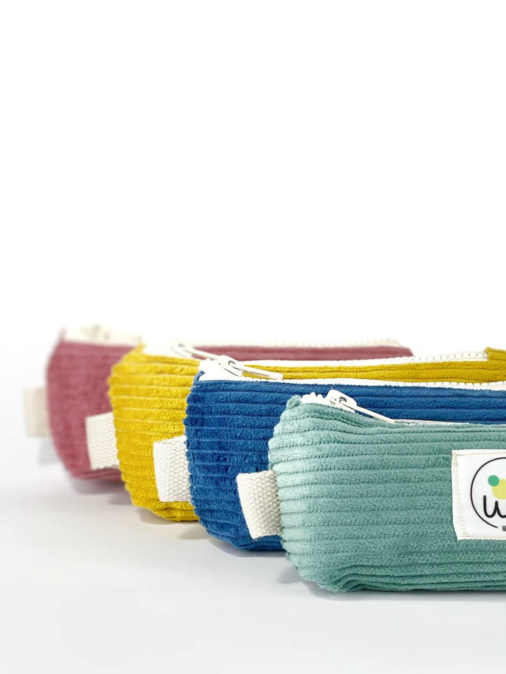 Fotos: La pareja vizcaína que rescata los colores del verano en pleno invierno con sus accesorios