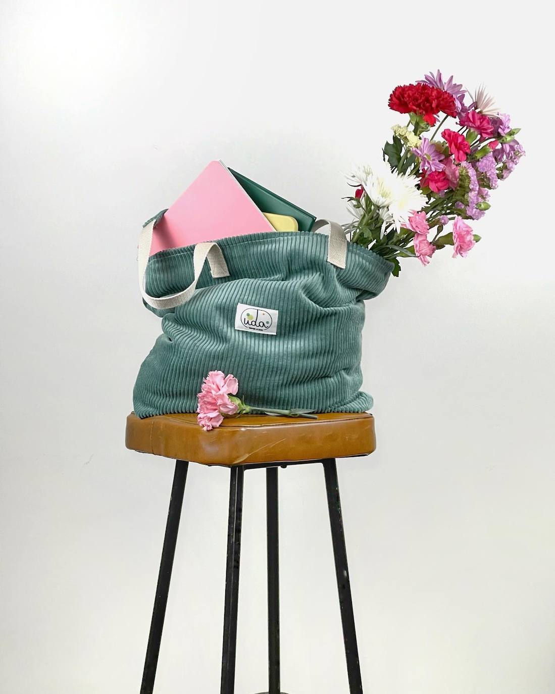 Fotos: La pareja vizcaína que rescata los colores del verano en pleno invierno con sus accesorios