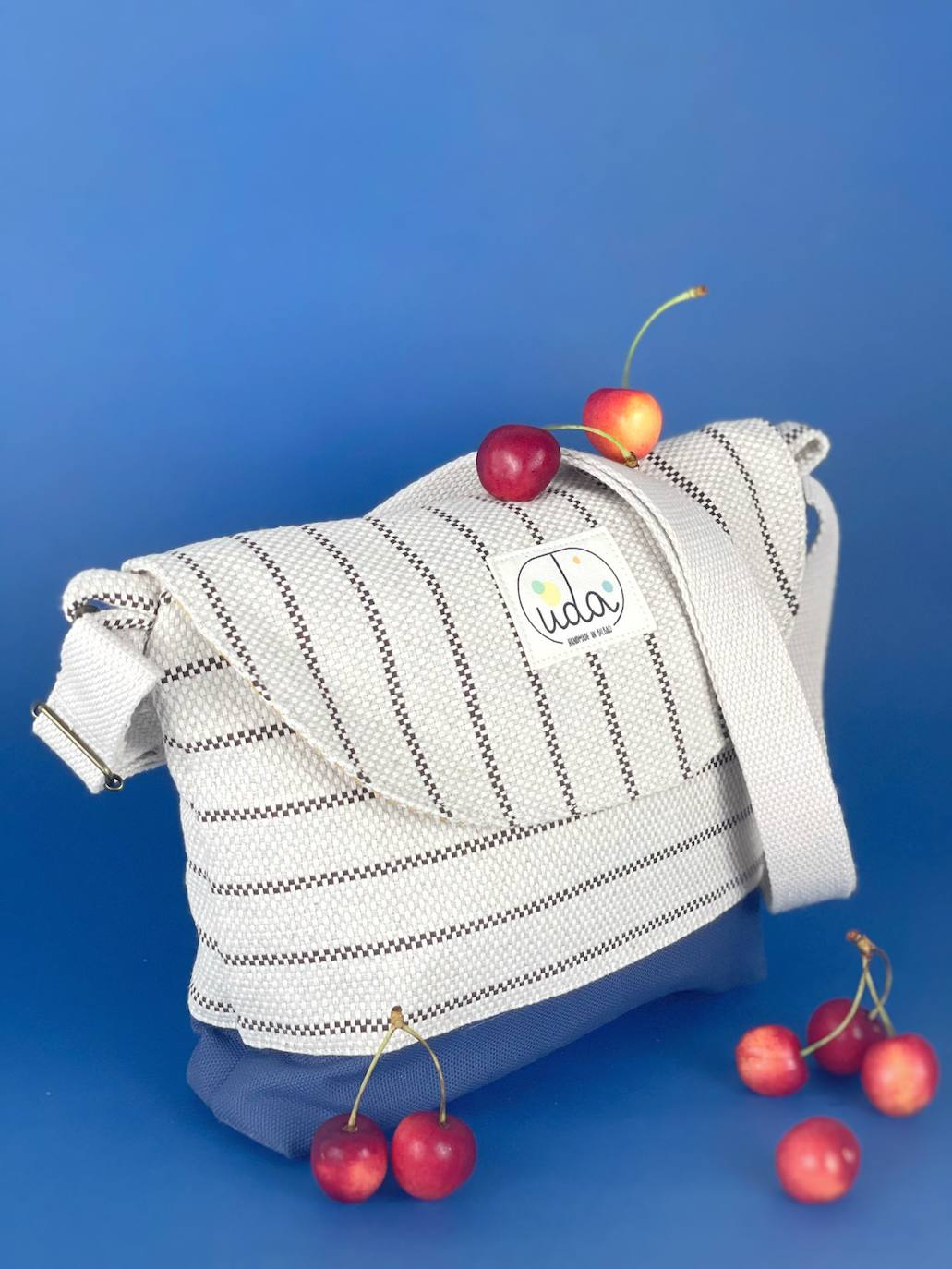 Fotos: La pareja vizcaína que rescata los colores del verano en pleno invierno con sus accesorios