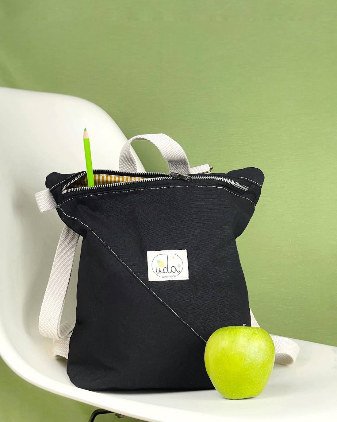 Fotos: La pareja vizcaína que rescata los colores del verano en pleno invierno con sus accesorios