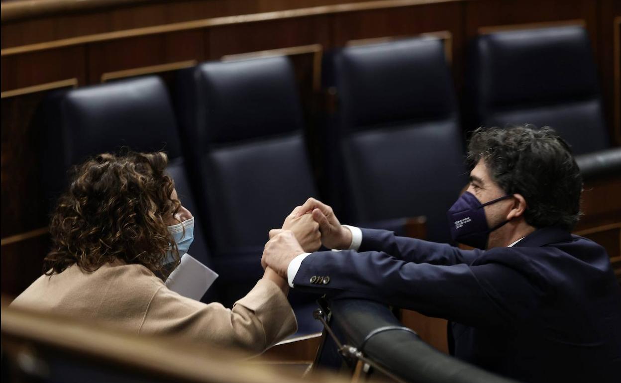 María Jesús Montero saluda al diputado del PP Mario Garcés.