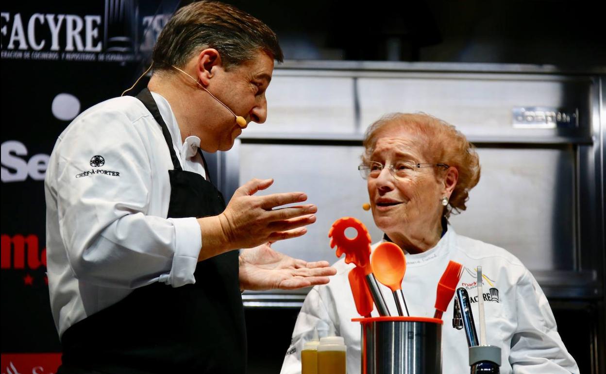 Joan Roca, con su madre, Montserrat Fontané, en Madrid Fusión.