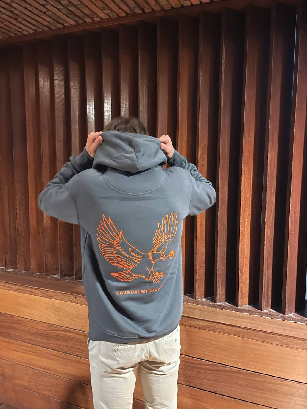 Fotos: La sudadera solidaria de dos amigas bilbaínas que conquistó a Aitor Ocio