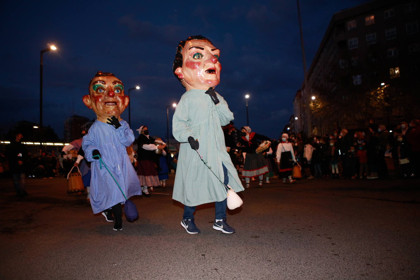 Fotos: Olentzero y su mágico séquito inunda de ilusión Vitoria