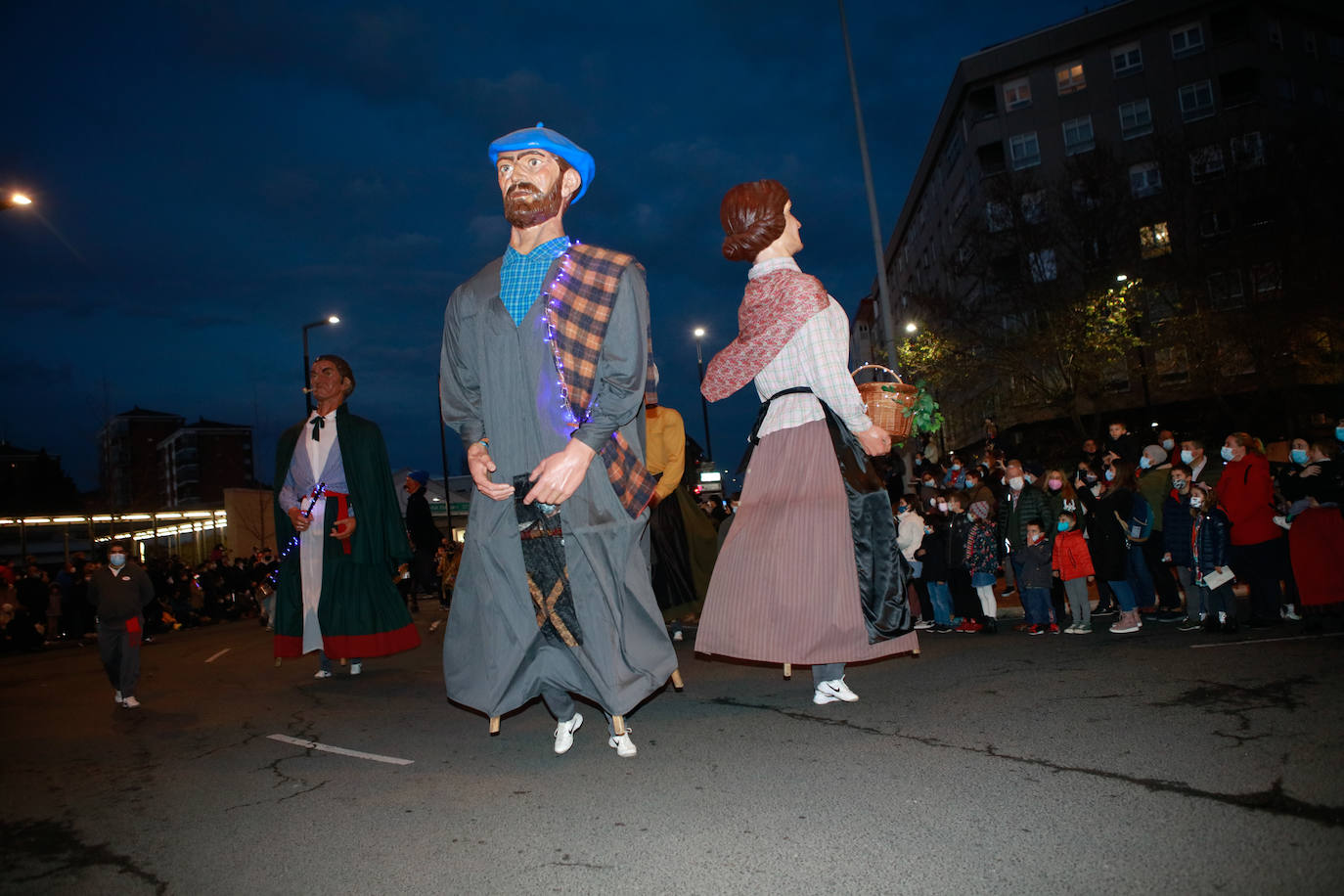 Fotos: Olentzero y su mágico séquito inunda de ilusión Vitoria
