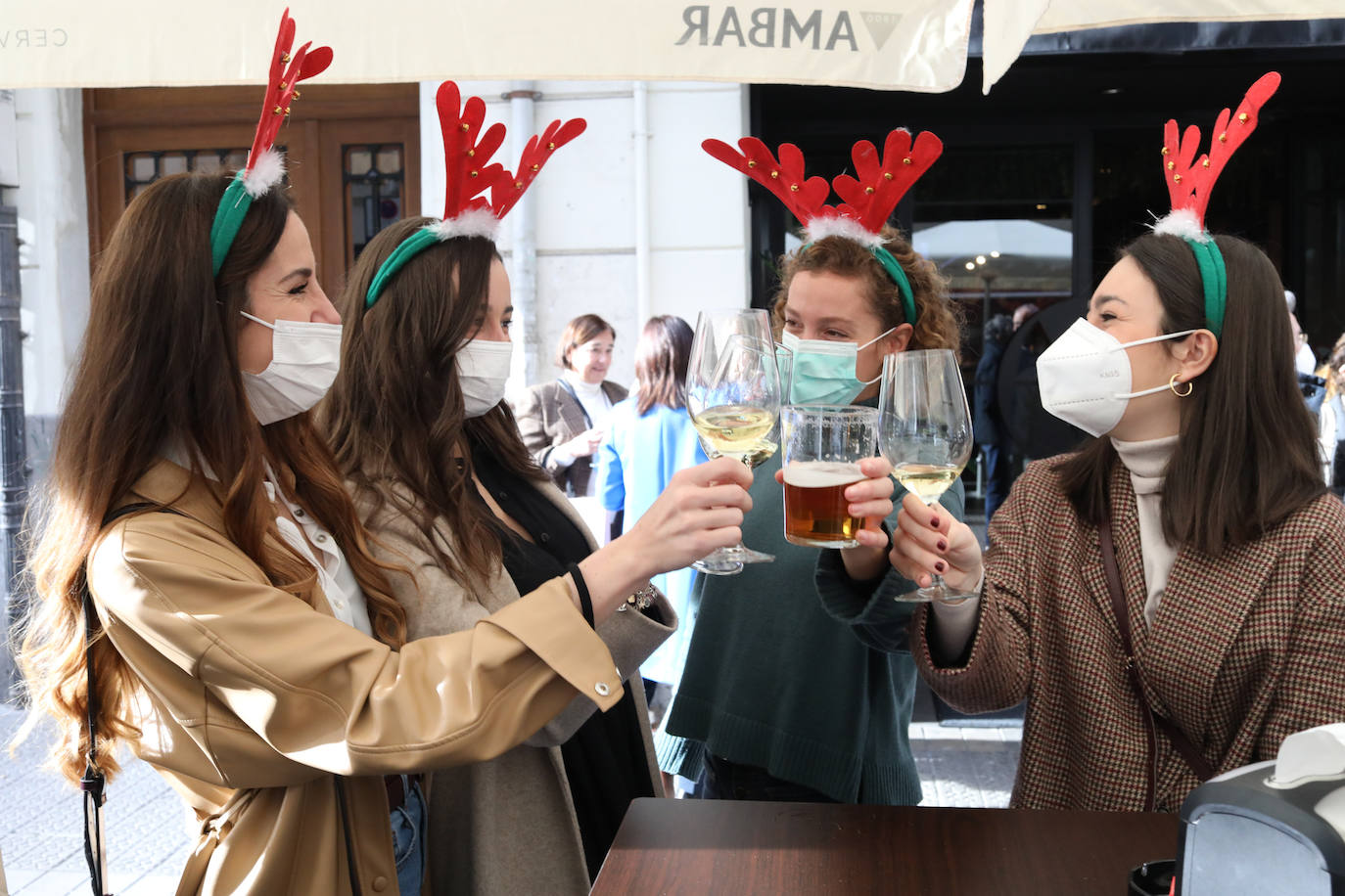 Fotos: Poteo antes de Nochebuena en Bilbao con mascarilla obligatoria