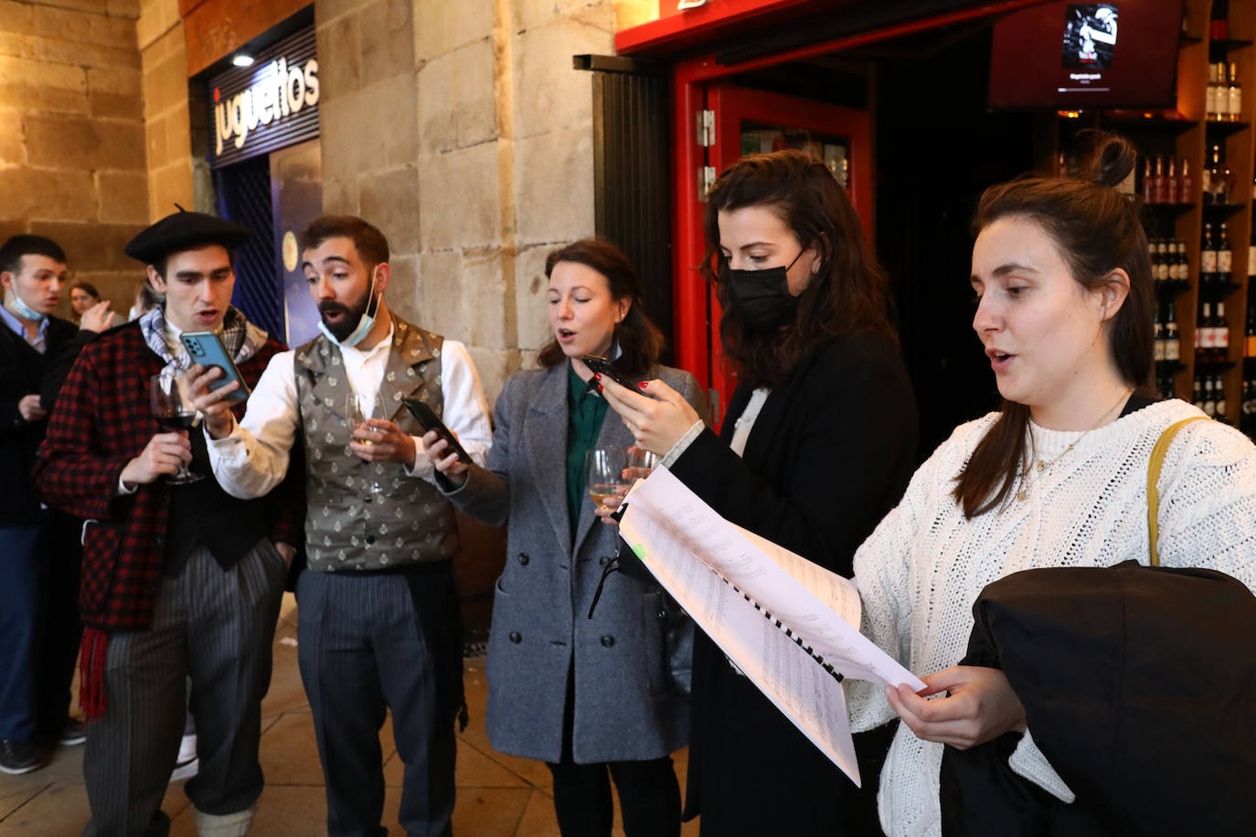 Fotos: Poteo antes de Nochebuena en Bilbao con mascarilla obligatoria