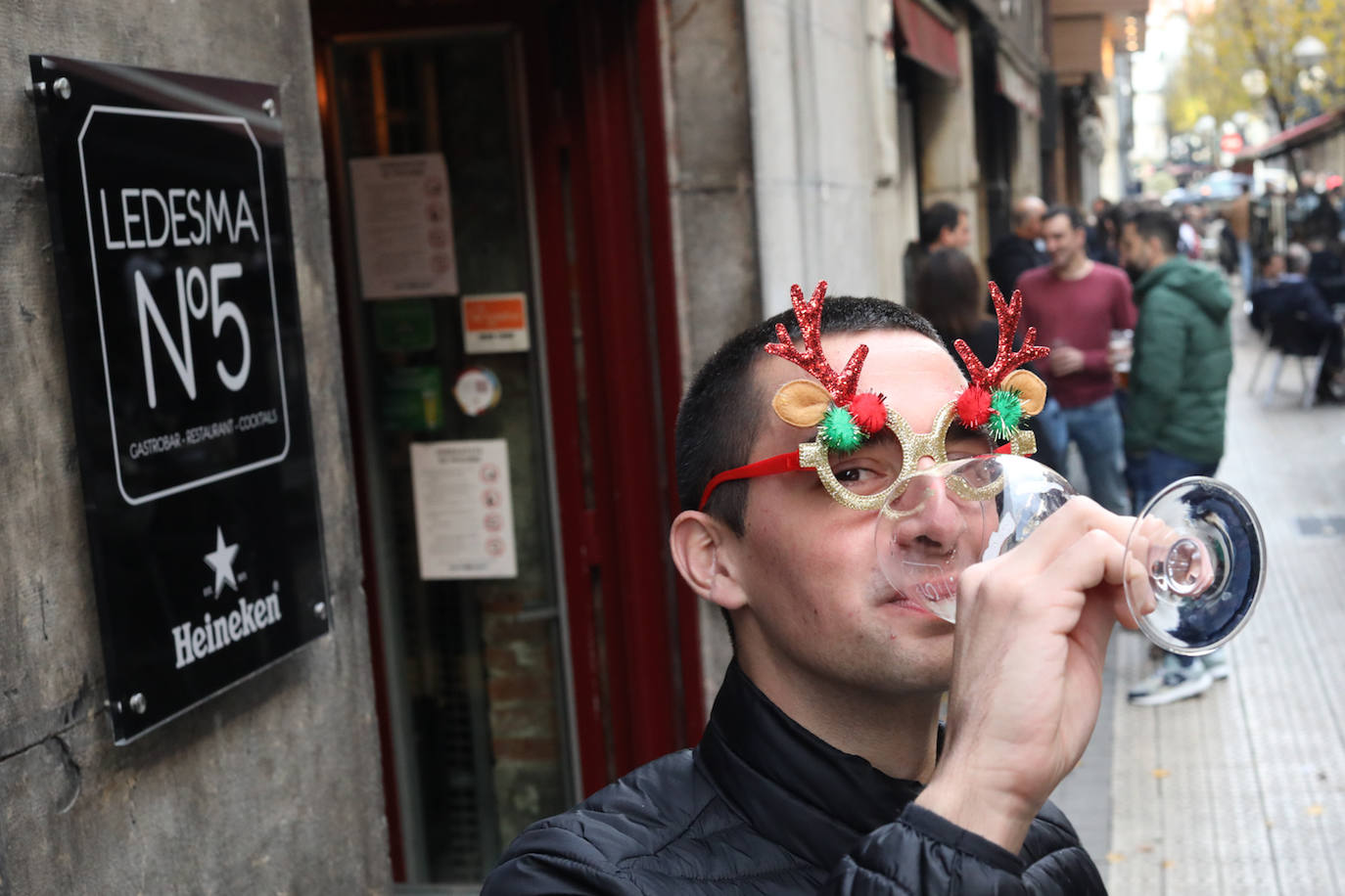 Fotos: Poteo antes de Nochebuena en Bilbao con mascarilla obligatoria