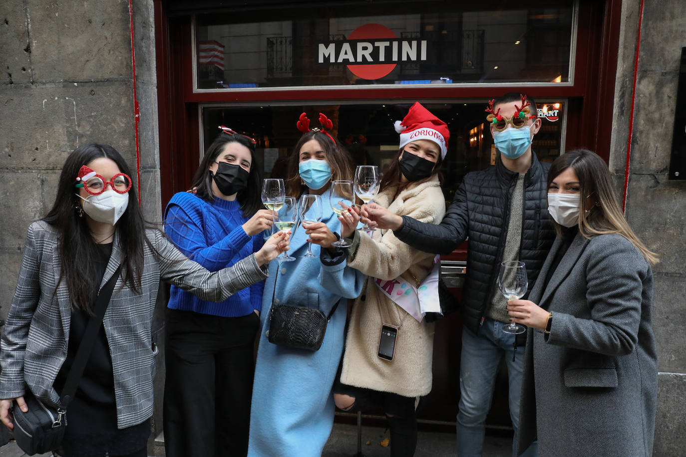 Fotos: Poteo antes de Nochebuena en Bilbao con mascarilla obligatoria