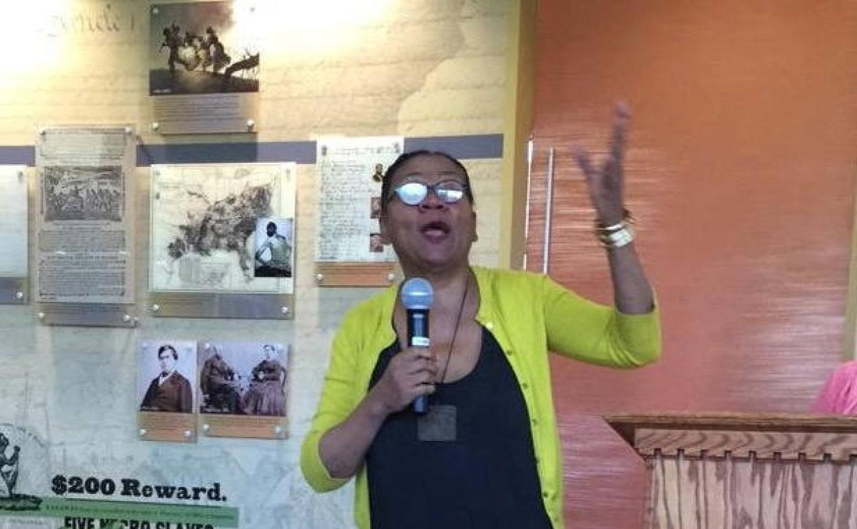 Bell Hooks bere liburu baten aurkezpenean.