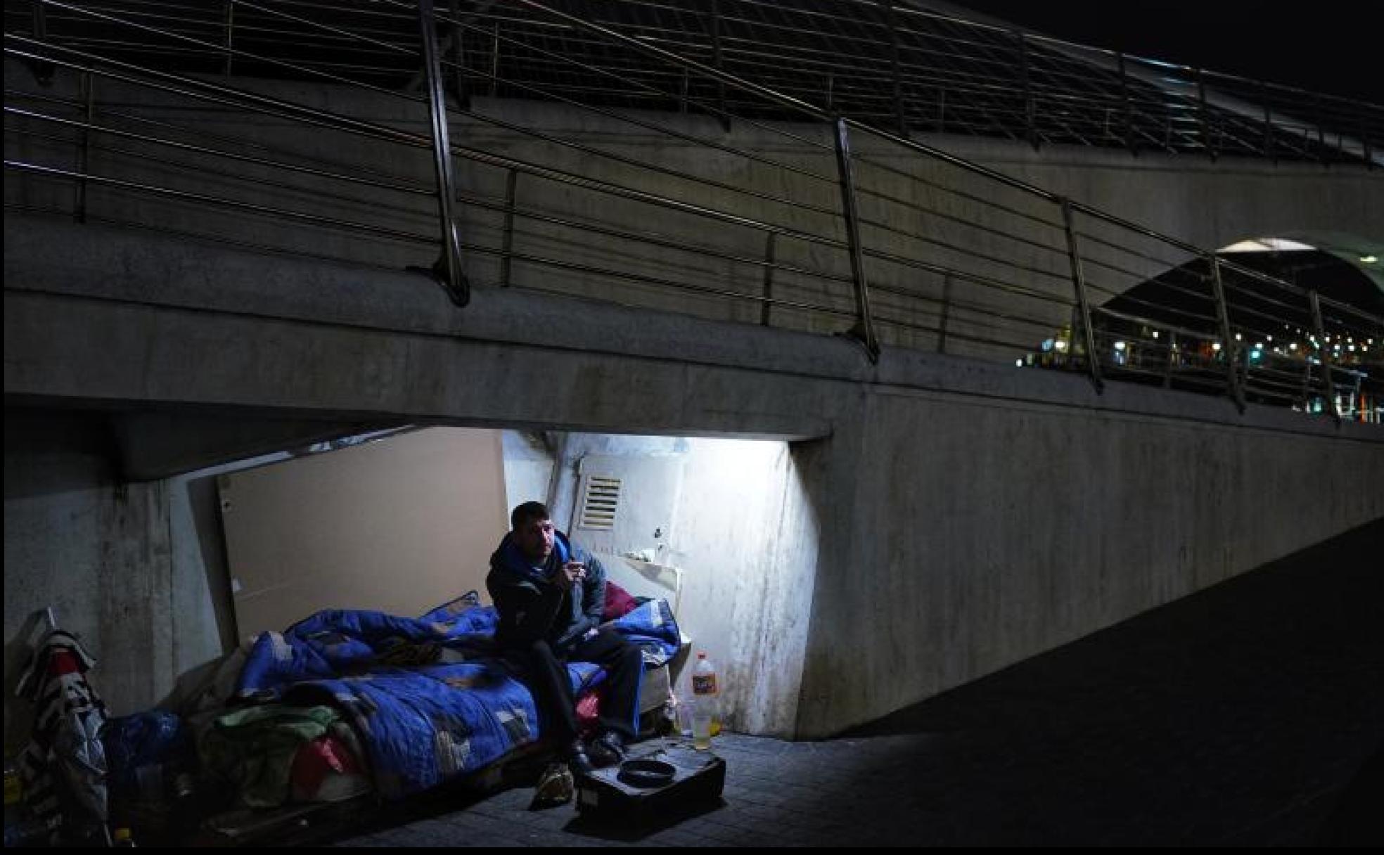 Muchos pernoctan en la calle por falta de plazas en albergues, otros porque no quieren utilizarlos. 