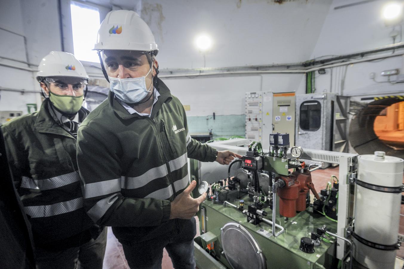 Diego Ruiz muestra una máquina de aceite a presión que mantiene la turbina para garantizar el caudal ecológico del Zadorra.