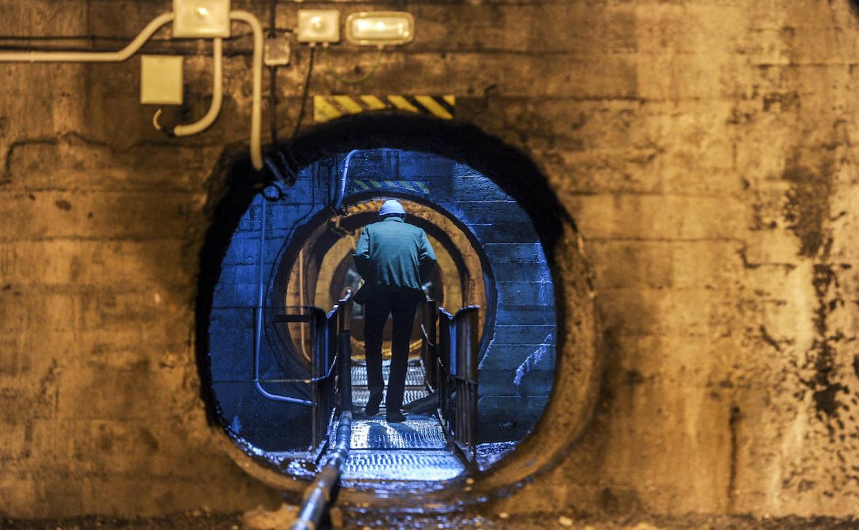 Una galería de escasa altura conecta los diferentes patios, que alcanzan los 25 metros. 