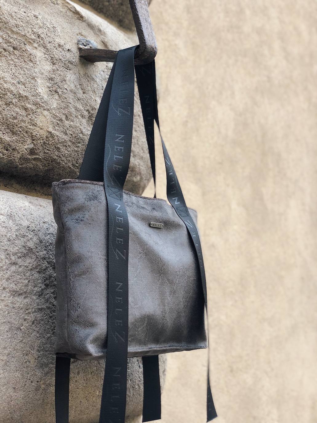 Fotos: Los bolsos que van a triunfar este invierno son de pelo y llegan desde Ondarroa